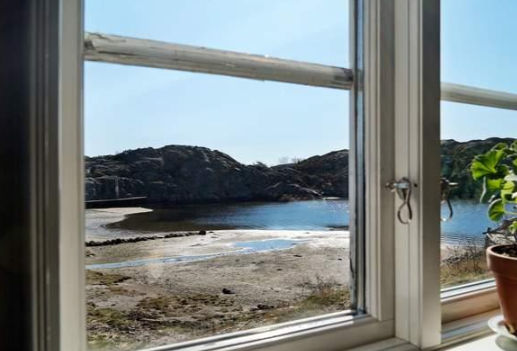 Schwedisches Ferienhaus an der Küste mit Meerblick
